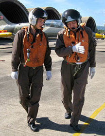 Thượng tá Phạm Văn Sáng trao đổi với học viên phi công sau một chuyến tập bay trở về 
