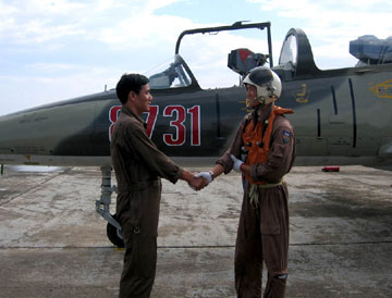 Thượng tá Dương Hồng Trường chúc mừng một học viên phi công