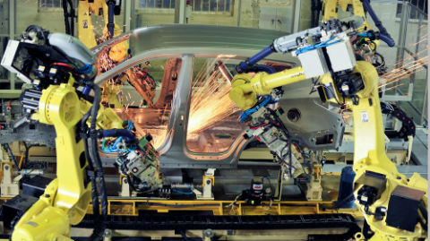 Robot hàn trong nhà máy sản xuất