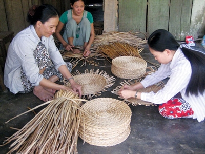 Nhiều phụ nữ ở xã Phú Quới, H.Long Hồ, tỉnh Vĩnh Long học nghề đan lục bình nhưng cuộc sống rất bấp bênh. Ảnh: Đình Tuyển.