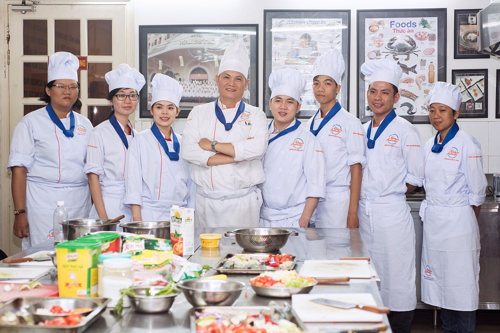 Giờ thực hành lớp học nấu ăn tại Trường Quản Lý Khách Sạn Việt Úc - VAAC